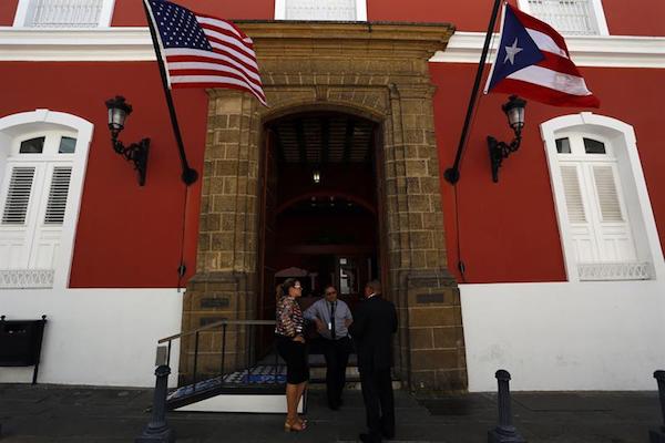 Fotografía de un edificio gubernamental hoy, jueves 2 de marzo de 2017, día en que se conmemoran los 100 años de la ciudadanía americana, otorgada por la Ley Jones, por San Juan (Puerto Rico). Esta mañana, el gobernador Ricardo Rosselló, que apoya que la isla se convierta en el estado número 51 de Estados Unidos, participó en un acto de celebración del centenario. La fecha llegó 19 años después de que Estados Unidos tomara control sobre Puerto Rico tras la Guerra Hispanoamericana de 1898.
