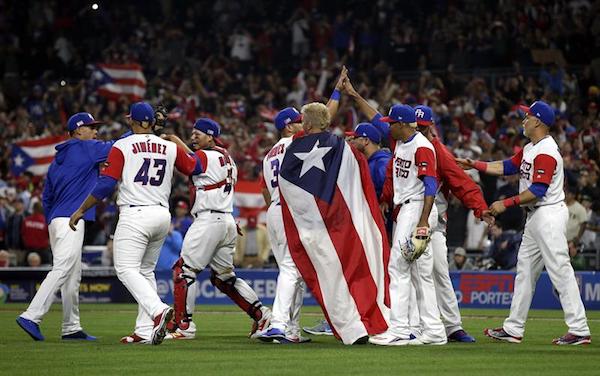 Los jugadores de Puerto Rico celebran su victoria hoy, martes 14 de marzo de 2017, durante un juego entre Rep&uacute;blica Dominicana y Puerto Rico por el IV Cl&aacute;sico Mundial de B&eacute;isbol, que se realiza en San Diego, California 