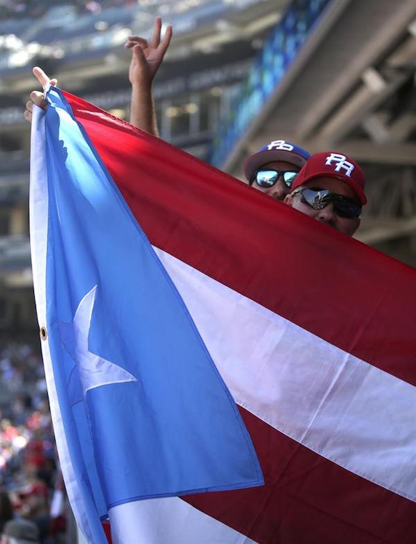Los aficionados animan a su equipo durante el juego de segunda ronda durante el Clásico Mundial de Béisbol en San Diego.
