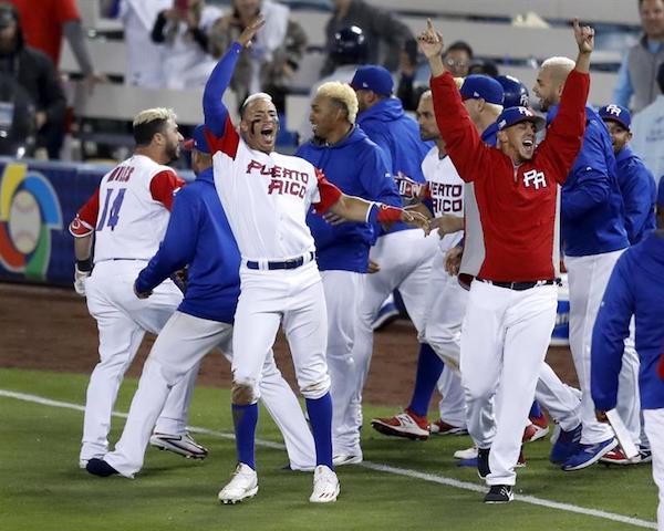 Jugadores de la selecci&oacute;n de Puerto Rico celebran la victoria del equipo tras la primera semifinal del Cl&aacute;sico Mundial de B&eacute;isbol entre Puerto Rico y Holanda celebrado en Los &Aacute;ngeles (Estados Unidos) ayer, 20 de marzo de 2017.