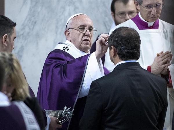 El papa Francisco durante la misa de Mi&eacute;rcoles de Ceniza, celebrada en la bas&iacute;lica romana de Santa Sabina, Roma, Italia hoy 1 de marzo de 2017.