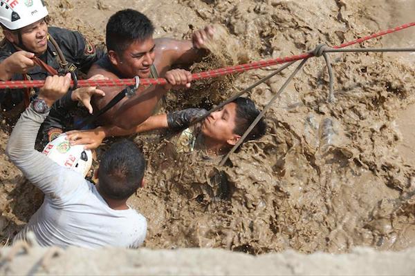  Personal de la polic&iacute;a nacional del Per&uacute; rescata hoy, viernes 17 de marzo del 2017, a personas atrapadas por las inundaciones producidas por el desborde de los r&iacute;os R&iacute;mac y Huaycoloro en el sector denominado Carapongo al este de la ciudad de Lima (Per&uacute;). La regi&oacute;n Lima ha registrado dos fallecidos y 2.739 damnificados por las inundaciones, y adem&aacute;s tiene 9.550 personas afectadas por la emergencia clim&aacute;tica, seg&uacute;n el &uacute;ltimo reporte del Centro de Operaciones de Emergencia Nacional (COEN). EFE/Ernesto Arias