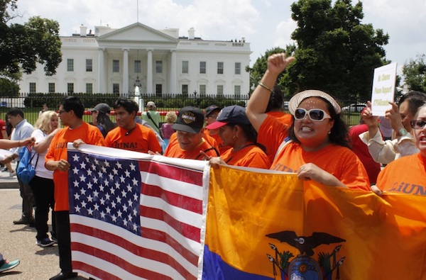  A menos de un a&ntilde;o para que expire el Estatus de Protecci&oacute;n Temporal (TPS) a inmigrantes de Honduras, El Salvador y Nicaragua, grupos defensores de inmigrantes no solo esperan su renovaci&oacute;n sino que desean que la Administraci&oacute;n del presidente Donald Trump les ofrezca residencia permanente. 