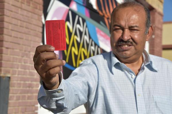 Fotograf&iacute;a del 1 de marzo de 2017 del presidente de la organizaci&oacute;n Hondure&ntilde;os Unidos de Los &Aacute;ngeles (HULA), Leoncio Vel&aacute;squez, que muestra la "tarjeta roja" como parte de la campa&ntilde;a educativa "Conoce tus derechos" con la que grupos de defensa de los inmigrantes quieren "evitar abusos en el terreno de juego" por polic&iacute;as y agentes del Servicio de Inmigraci&oacute;n y Aduanas (ICE).