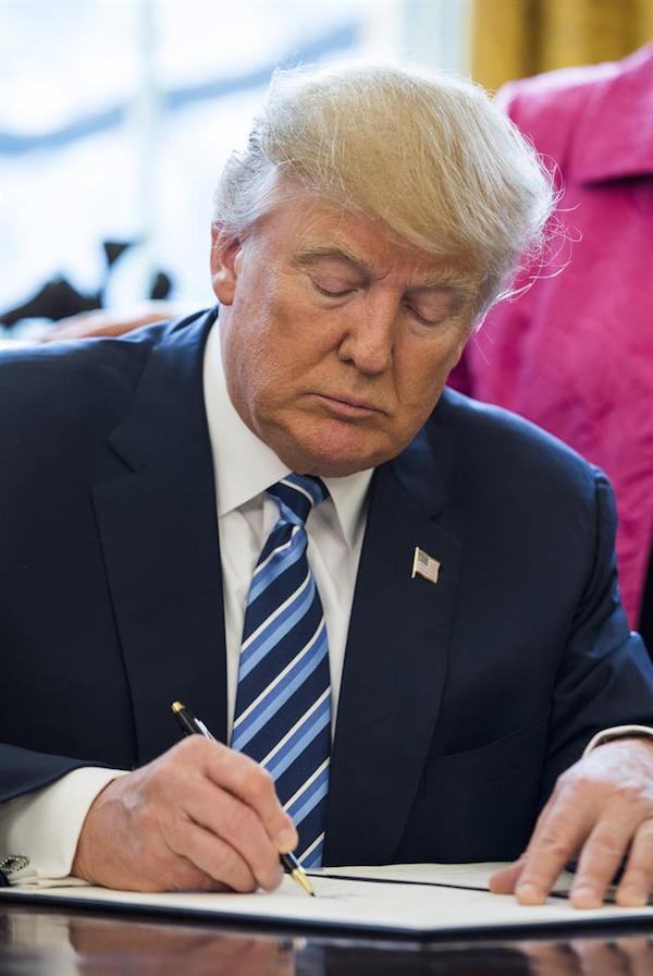 El presidente de EE.UU., Donald Trump, firmó hoy la nueva versión de su polémico veto migratorio.