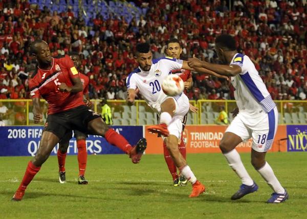  Daniel Cyrus (L) de Trinidad y Tobago disputa un bal&oacute;n con Anibal Godoy (c) y Luis Tejada (d) de Panam&aacute; hoy, viernes 24 de marzo de 2017, durante un juego de las eliminatorias para el Mundial de Rusia 2018 realizado en Puerto Espa&ntilde;a (Trinidad y Tobago). 