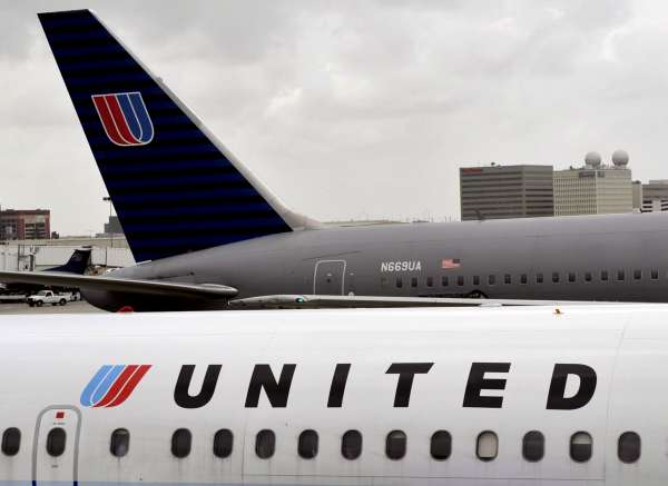 La aerolínea estadounidense United ha desatado una polémica en las redes sociales por prohibir a dos adolescentes embarcar en un avión por vestir unos "leggins" y obligar a otra niña a cambiar su vestimenta.