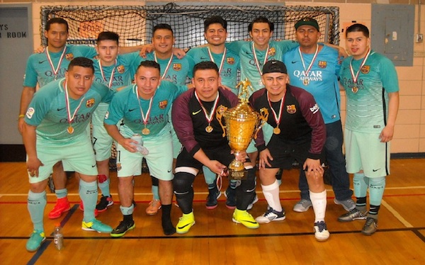 Integrantes del Hoyt F.C. que guiados por su guadameta Edgar Telles, le dio 'catedra' de indoor fútbol al Deportivo Tiburones goleandolo a su gusto y antojo para convertirse en el nuevo campeón de la Liga Mexicana Diaz de Indoor Fútbol. (Foto Buki Chapin).