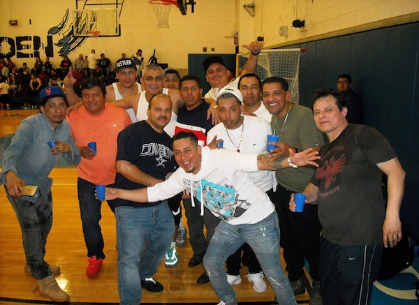 Así fue como jugadores, fanáticos y amigos del Ventarron celebraron el cumpleanos del abogado Pedro Alex Endara (D'Chavez), máximo dirigente del equipo que se ecuentra peleando por la clasificación en la Liga Cristo del Consuelo. (Foto: Buki Chapin)