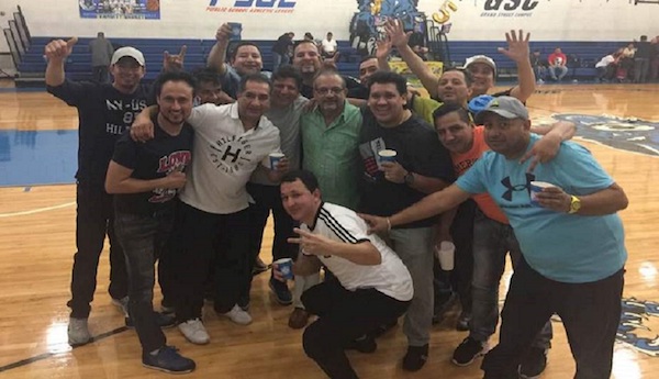 As&iacute; fue como dirigentes, jugadores y fan&aacute;ticos de la Cristo del Consuelo Soccer League, festejaron la llegada de la Semana Santa. Con ellos el Profesor Henry Chavez (al medio camisa verde), presidente/fundador de la Liga.&nbsp;(Foto Cortes&iacute;a: CrisConSoLe) 