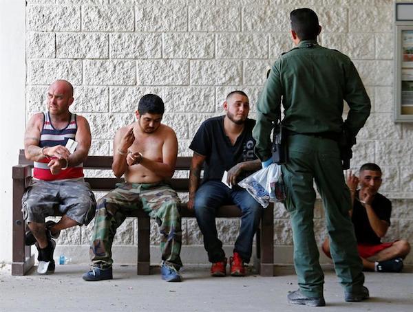 Agentes de la Patrulla Fronteriza de Estados Unidos (USBP) detienen a varios hombres sospechosos de haber cruzado el R&iacute;o Grande para pasar ilegalmente la frontera con los Estados Unidos. EFE/Archivo