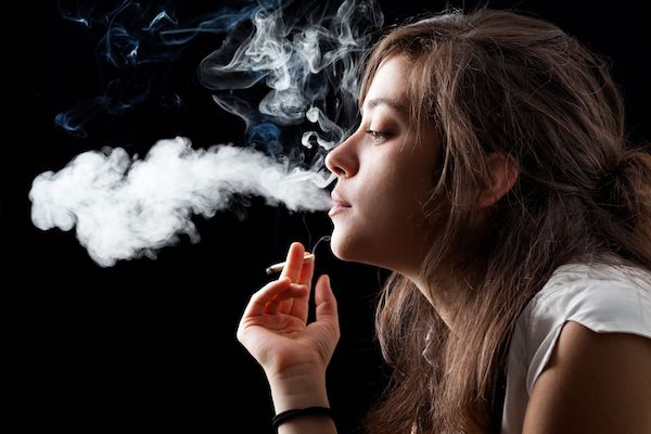 El fumar conduce a la enfermedad, la inhabilidad y daña casi cada órgano del cuerpo. Es la principal causa de muerte evitable y provoca por lo menos catorce tipos de cáncer, incluyendo cáncer de lengua.