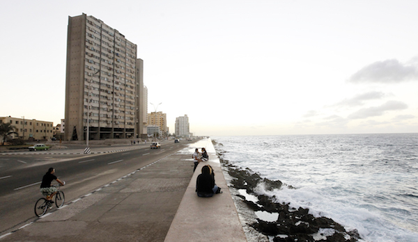 Varias personas conversan en el Malec&Ucirc;n de la Habana (Cuba). 