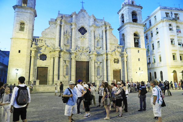 Un grupo de turistas se re˙nen frente a la Catedral de la Habana (Cuba).. EFE/Zipi 4.- Vista de una calle de La Habana (Cuba), museo viviente de autom&Ucirc;viles de otras