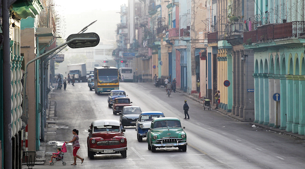 Vista de una calle de La Habana (Cuba), museo viviente de autom&Ucirc;viles de otras &Egrave;pocas. EFE/Alejandro Ernesto