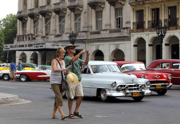 Una pareja de turistas camina por una calle de La Habana. EFE/Alejandro Ernesto 6.- Una playa en Cayo Saetia, en la provincia de Holguin (Cuba). El Oriente cubano, tradicionalmente m&middot;s caribe&Ograve;o y con su propia idiosincrasia, seg˙n los habaneros, es una de esas regiones que busca robarle turistas a la capital. 