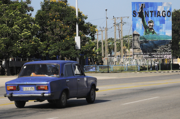 Fotograf&Igrave;a del 20 de junio de 2016 de un auto en una avenida en Santiago de Cuba (Cuba). 