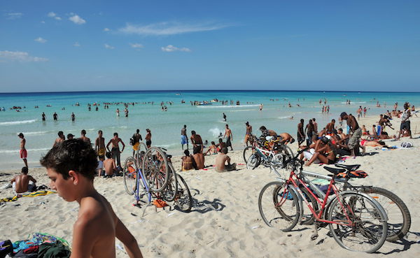 Cientos de cubanos disfrutan de un d&Igrave;a de mar  en la playa de Varadero, a unos 150 Km. al este de La Habana. 