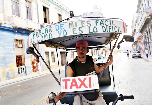 n bicitaxista posa con su veh&Iuml;culo en La Habana (Cuba). 