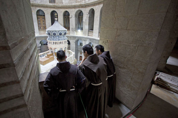 Sacertodes cristianos observan una ceremonia en la iglesia del Santo Sepulcro con motivo de la restauraci&oacute;n de la tumba de Jesucristo en Jerusal&eacute;n, Israel.  