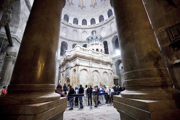 Varias personas visitan la tumba de Jesucristo en la Iglesia del Santo Sepulcro, en la Ciudad Vieja de Jerusal&eacute;n.  