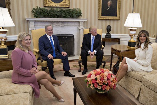 El presidente de EE.UU., Donald J. Trump (c-d), la primera dama de Estados Unidos, Melania Trump (d), el primer ministro israel&Igrave;, Benjamin Netanyahu (c-i), y su esposa, Sara Netanyahu (i), durante su reuni&Ucirc;n en el Despacho Oval de la Casa Blanca en Washington, Estados Unidos, el 15 de febrero de 2017. 