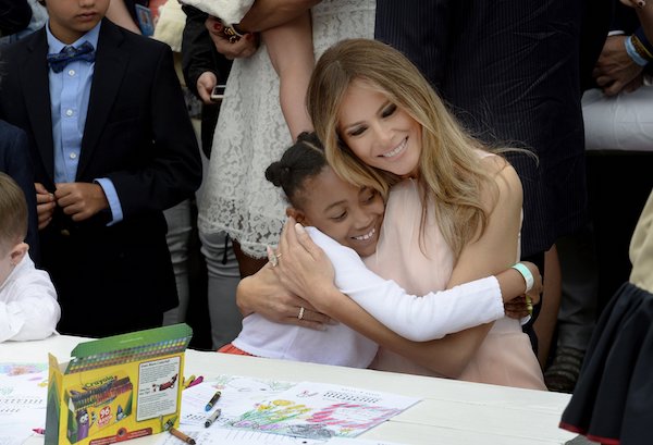 La primera dama estadounidense Melania Trump (d) abraza a una ni&Ograve;a durante el tradicional festival infantil "Carrera de los Huevos de Pascua" ("Easter Egg Roll") en la Casa Blanca en Washington DC (Estados Unidos) el 17 de abril de 2017. 