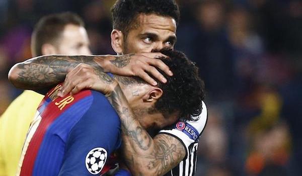 El defensa brasile&ntilde;o de la Juventus, Dani Alves (d), consuela a su compatriota el delantero del F. C. Barcelona, Neymar Jr., a la finalizaci&oacute;n del encuentro correspondiente a la vuelta de los cuartos de final de la Liga de Campeones, que han disputado esta noche en el estadio del Camp Nou. 