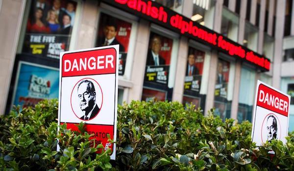 Vista de carteles con la imagen del presentador Bill O'Reilly, frente a los estudios del canal de noticias Fox, que fueron instalados por manifestantes que se reunieron para pedir al canal de noticias el despido del presentador, por acusaciones de presunto acoso sexual, en Nueva York.