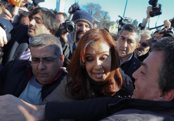 Fotograf&iacute;a de archivo del 6 de julio de 2016 de la expresidenta argentina Cristina Fern&aacute;ndez de Kirchner a su llegada a un tribunal en Buenos Aires.