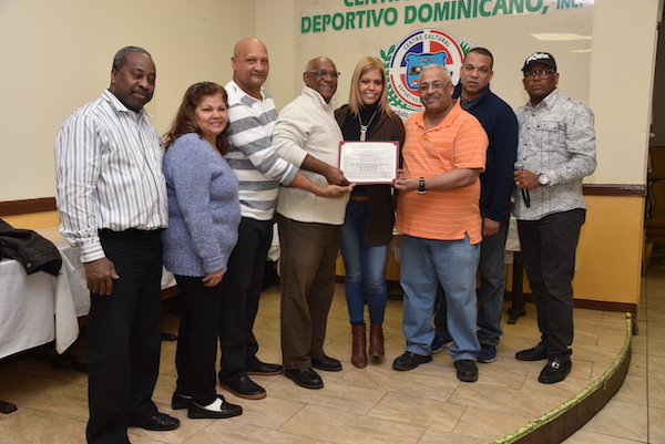 El señor Julio Ferreira en nombre de la Concejal Julissa Ferreras, Distrito 21 de Queens y presidenta del Comité de Finanzas del Concejo Municipal, entregó una proclama felicitando a la institución por sus 51 aniversarios.