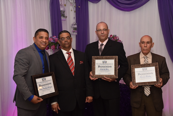 El presidente Jose Mendoza con los socios Ramón Mackley Rodríguez, Mariano Paulino, y Fabio Rodriguez quien representó a Geofredy Díaz, quienes fueron reconocidos y declarados socios de honor al cumplir 25 años activos en la sociedad clubistica.