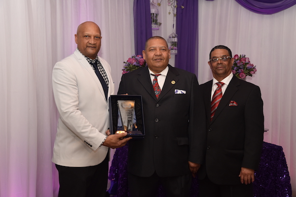 Nelson Güíchardo recibió de Santiago Cruz, secretario general del CCDD en compañía del presidente José Mendoza, el galadon de socio honorífico del año por sus aportes al desarrollo de esta institución.