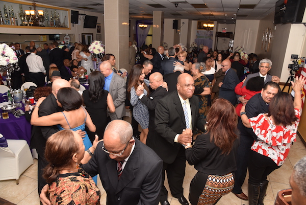 Socios disfrutando de la música durante el 51 aniversario.