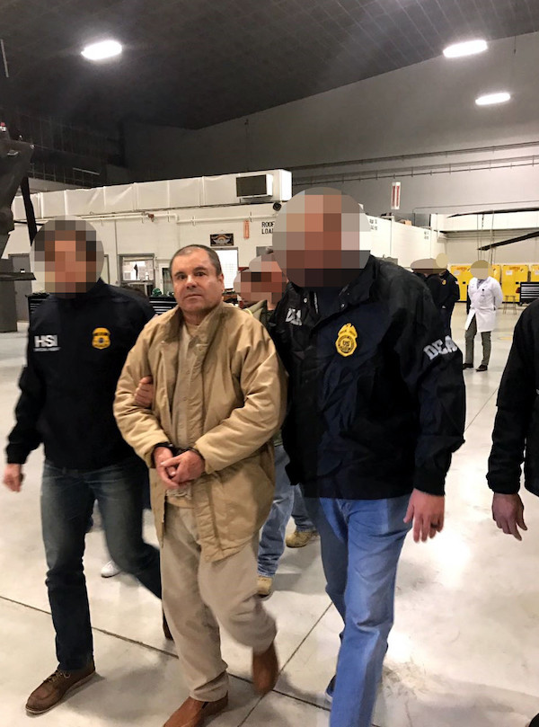 El narcotraficante mexicano Joaquín "El Chapo" Guzmán es visto hoy, jueves 19 de enero de 2017, a su llegada al aeropuerto MacArthur, en Nueva York