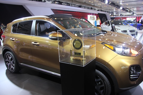 Entre los peque&ntilde;os Sub, esta belleza dorada de KIA Sportage recibi&oacute; el reconocimiento por la m&aacute;s alta calidad, otorgado por JD Power & Associates en los modelos del 2016. 