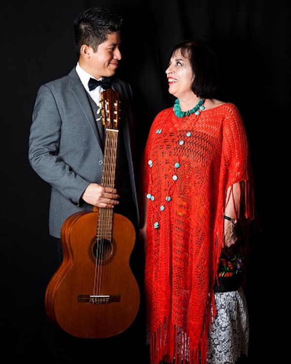 Zarela Martínez con su compatriota y Director Musical, el guitarrista Hugo Flores.