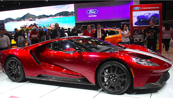 El nuevo Ford GT 2017 es el carro de carreras que debut&oacute; hace dos a&ntilde;os en el Show Internacional del Auto de Nueva York, en donde se presenta su &uacute;ltima versi&oacute;n con modernas innovaciones de dise&ntilde;o, materiales, tecnolog&iacute;a y versi&oacute;n ecol&oacute;gica que lo han convertido en uno de los mayores atractivos. 