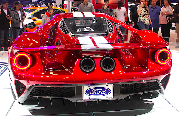 El nuevo Ford GT 2017 es el carro de carreras que debut&oacute; hace dos a&ntilde;os en el Show Internacional del Auto de Nueva York, en donde se presenta su &uacute;ltima versi&oacute;n con modernas innovaciones de dise&ntilde;o, materiales, tecnolog&iacute;a y versi&oacute;n ecol&oacute;gica que lo han convertido en uno de los mayores atractivos. 