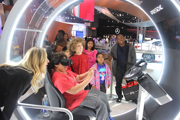 La conducci&oacute;n virtual es uno de los atractivos m&aacute;s populares entre ni&ntilde;os y jovencitos que asisten al Show Internacional del Autom&oacute;vil de Nueva York 2017, que tiene un calendario completo de diferentes actividades para todas las edades y muy diversos intereses. 