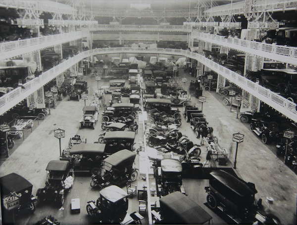 Una panor&aacute;mica del Show Internacional del Autom&oacute;vil de Nueva York de 1911, hace m&aacute;s de un siglo. 
