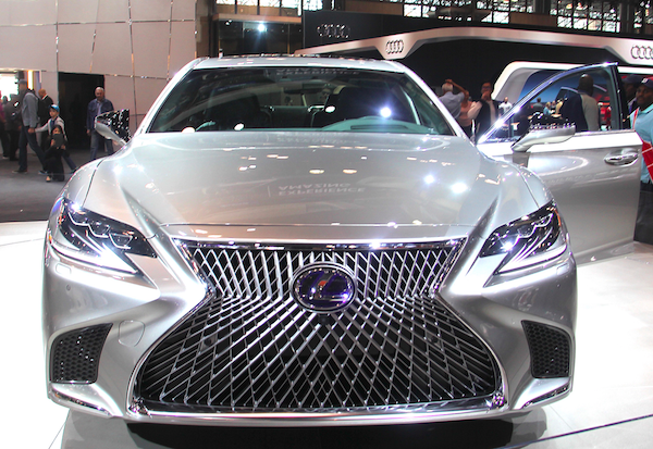 Este lujoso modelo de Lexus deja ver una tendencia en el dise&ntilde;o frontal de los autos, que ha sido uno de los elementos de moda entre los participantes de este show 2017. 