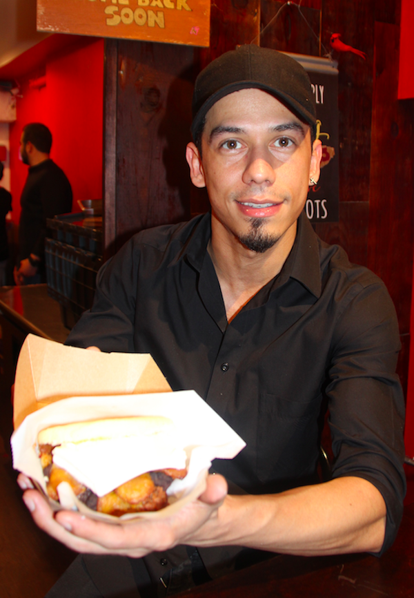 AREPA PABELLON Heber Romero, naci&oacute; en Maracaibo, Estado de Zulia, &ldquo;la segunda ciudad despu&eacute;s de Caracas y uno de los principales repositorios de petr&oacute;leo&rdquo;, Licenciado en Administraci&oacute;n de Empresas y en Artes Esc&eacute;nicas, es gerente del flamante local de Arepas Factory en Columbus Circle de Manhattan. Nos presenta al Pabell&oacute;n, la arepa m&aacute;s popular y de mayor aceptaci&oacute;n entre los neoyorquinos, lleva el nombre del plato emblema de Venezuela y en lugar del arroz, la arepa abraza cari&ntilde;osamente a la carne de res mechada, frijoles negros, pl&aacute;tano dulce horneado y queso fresco venezolano. 