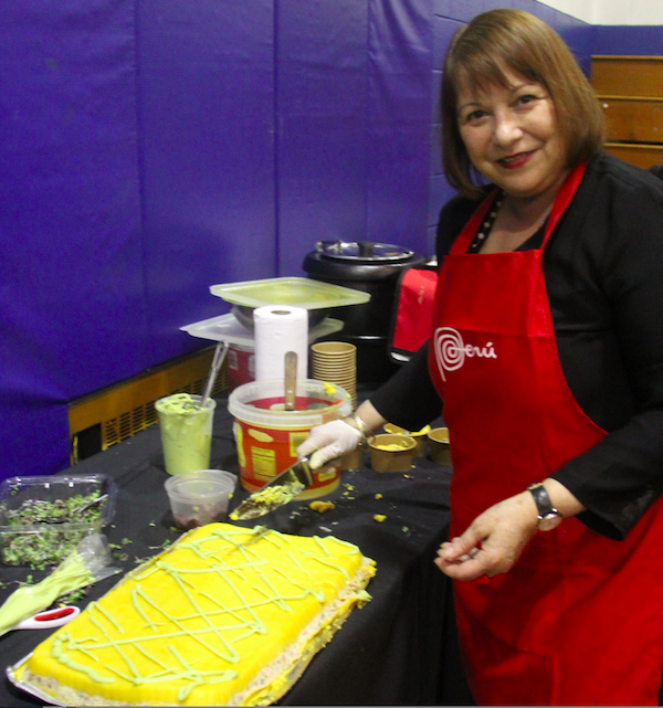 La Causa peruana, preparada con papa y atún, servida con una deliciosa salsa de palta, fue otro de los platillos tradicionales presentes en la degustación gastronómica.