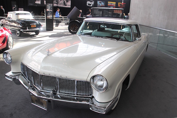 El Continental Mark II de 1957 es una de las bellezas fabricadas en Estados Unidos a mano, con solo 444 unidades. Fue introducido por un valor de 13.000 d&oacute;lares, precio que sobrepas&oacute; al lujoso Rolls Royce. Su asientos est&aacute;n confeccionados con el m&aacute;s fino cuero importado de Escocia. 