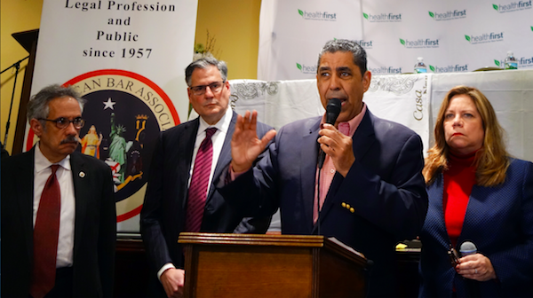 Como invitado especial estuvo el Congresista de origen dominicano Adriano Espaillat quien se dirigió a los asistentes con un emotivo discurso, junto a él en la gráfica, de Izq. a Der. el abogado cubano-americano Alfredo Placeres; el abogado Phillip Schiff; el Congresista Espaillat y las abogadas Carmen Pacheco y Claudia Bernal.