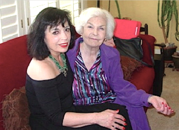 Zarela Martínez junto a su madre Doña Aída Gabilondo, parte de una familia con mucha historia en Mexico, a quien le rinde homenaje con su disco, incluyendo rancheras y boleros que su guapa madre cantaba.