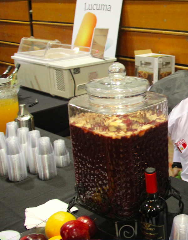 Tabernero, estuvo presente con tres piscos, seis vinos y dos tipos de champaña, todos producidos con variedades de uvas de la zona Chinchavale. ¡Además de una rica sangría hubo helado de lúcuma!