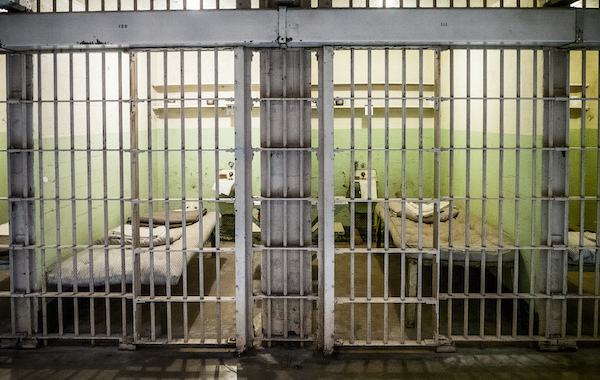 Técnicamente Rikers es un centro de detención provisional para personas en espera de sentencia, el problema es la creciente cantidad de personas detenidas por crímenes menores o por la imposibilidad de pagar una fianza.