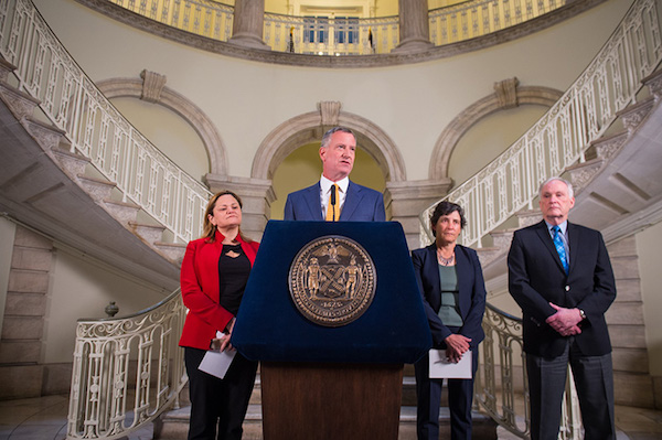 El Alcalde Bill de Blasio anunció el proyecto para cerrar el complejo carcelario de Rikers Island el cual lo ha visitado y en el 2016 anunció un incremento de presupuesto para atención mental, ya que el 40% de los internos sufren de trastornos de ese tipo.